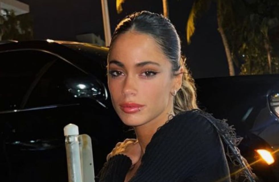 La vez que Tini Stoessel posó frente al espejo con un corpiño de cuero y casi muestra “de más”