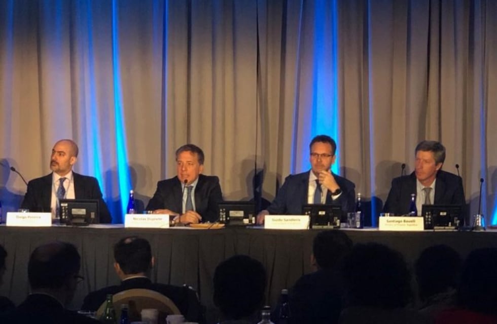 Dujovne y Sandleris dijeron a inversores que la Argentina está "en recuperación"