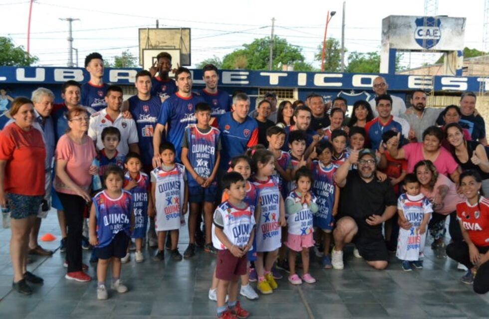 El plantel profesional de Quimsa visitó el club Estudiantes de Huaico Hondo