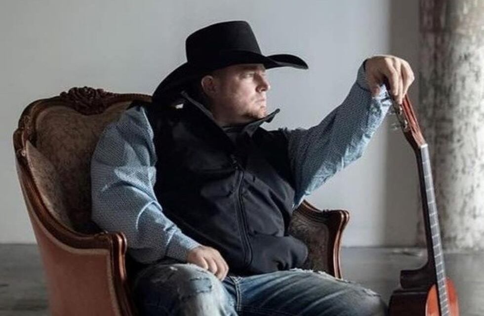 La tragedia del cantante que murió al dispararse por error en un video