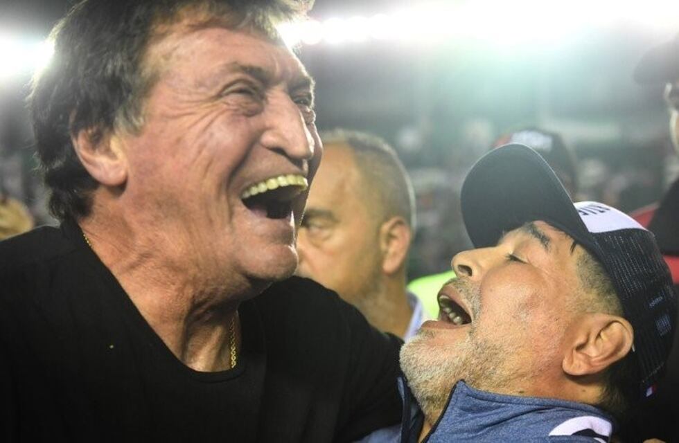 Emotivo abrazo entre Maradona y Falcioni: "El fútbol nos ayudó a salir de momentos muy difíciles"