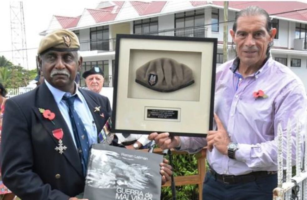 Malvinas: el argentino lo capturó y protegió del frío y al caer prisionero, el inglés lo reconfortó