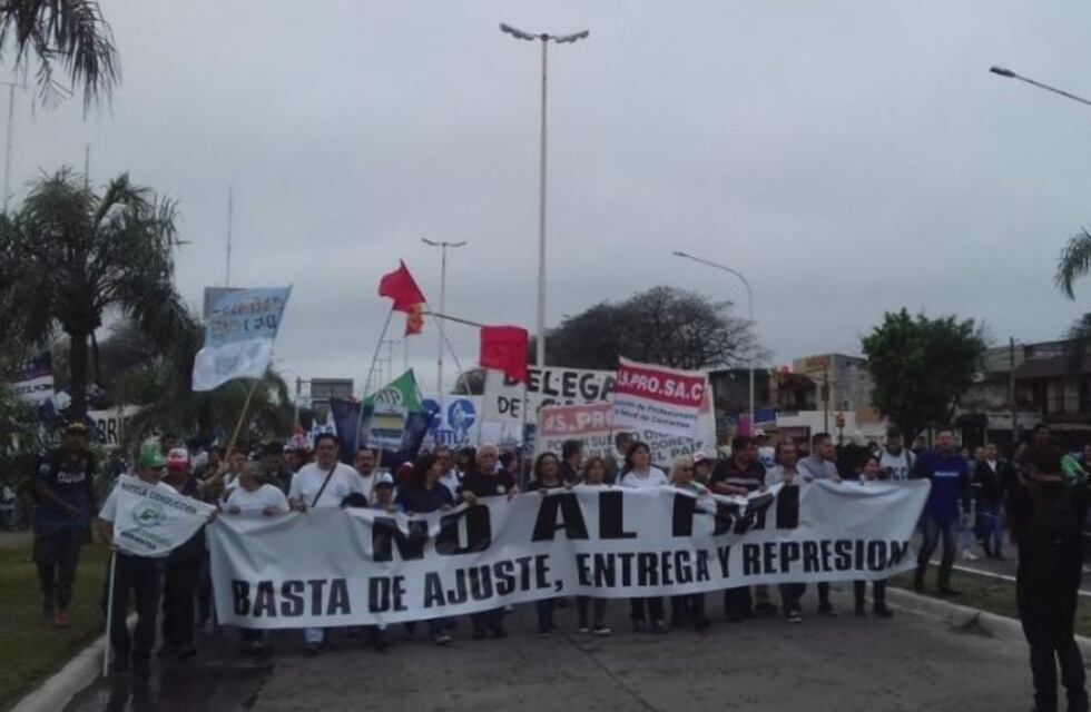 Manifestantes cortan el tránsito en el puente General Belgrano