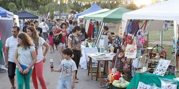 Cientos de mendocinos concurren a la Feria de Diseño Libre cada vez que se realiza\u002E