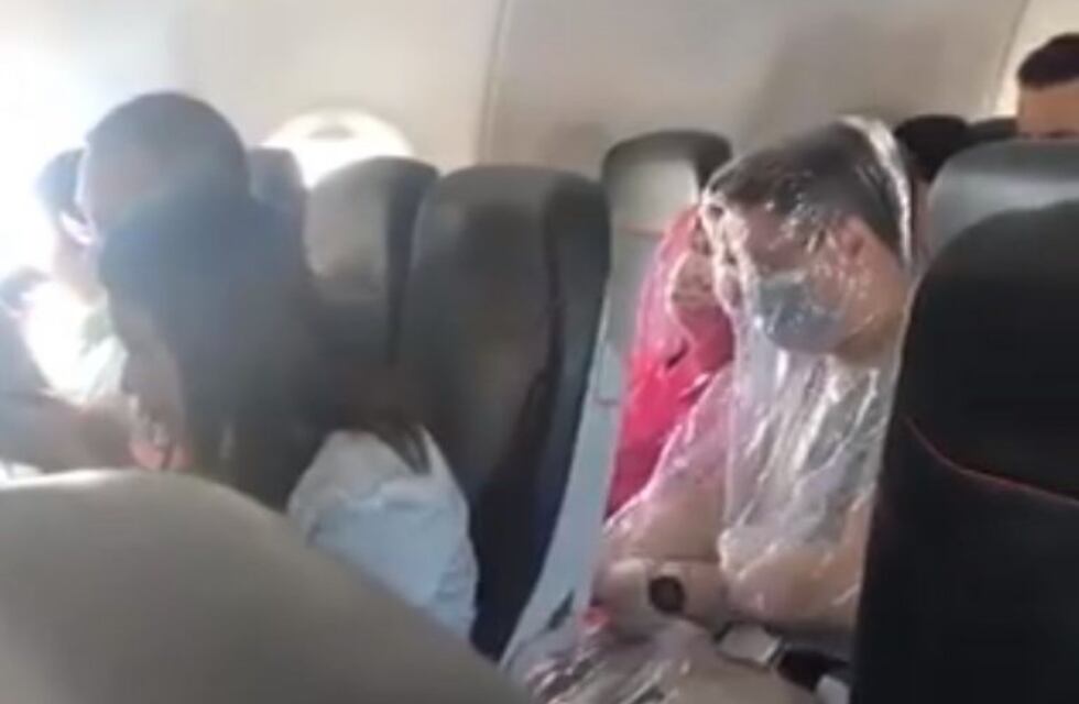 Coronavirus: viajaron en avión envueltos en plástico, para evitar el contagio