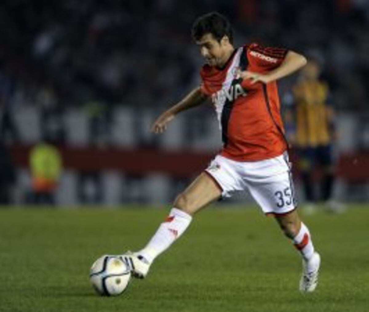 River Plate midfielder Pablo Aimar controls the ball during their Argentina First Division football match against Rosario Central at Antonio Vespucio Liberti stadium in Buenos Aires, Argentina, on May 31, 2015. AFP PHOTO / ALEJANDRO PAGNIrn cancha de rive