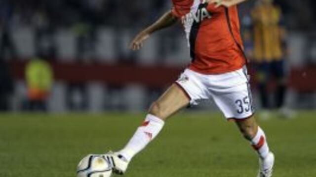 River Plate midfielder Pablo Aimar controls the ball during their Argentina First Division football match against Rosario Central at Antonio Vespucio Liberti stadium in Buenos Aires, Argentina, on May 31, 2015. AFP PHOTO / ALEJANDRO PAGNIrn cancha de rive