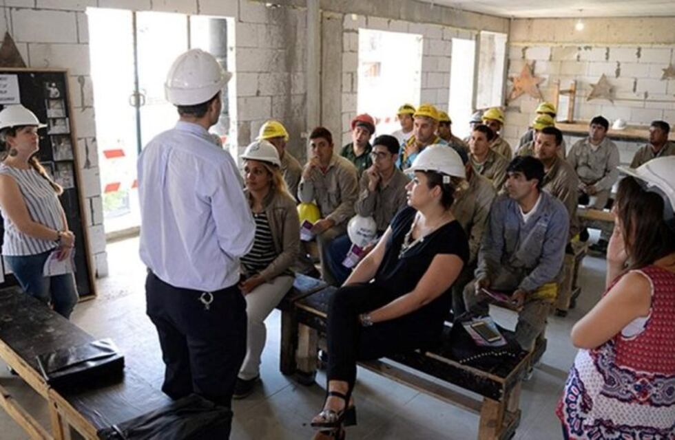 Dan charlas en obras de construcción para concientizar sobre el acoso callejero en Tucumán