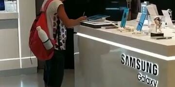 Un niño pidió prestada una tablet en un local para hacer su tarea y se volvió viral