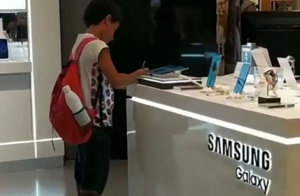 Un niño pidió prestada una tablet en un local para hacer su tarea y se volvió viral