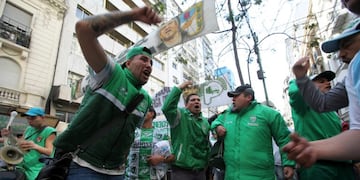 28/08/2018, Argentina, Buenos Aires: Miembros del sindicato de camioneros protestan contra una multa de 800 millones de pesos aplicada por el Ministerio de Trabajo\u002E El sindicato de camioneros es uno de los más fuertes opositores al gobierno\u002E Foto: Claudio Santisteban/ZUMA Wire/dpa +++ dpa-fotografia +++ ciudad de buenos aires  protesta del sindicato de camioneros contra multa de 800 millones multa aplicada al sindicato de camioneros
