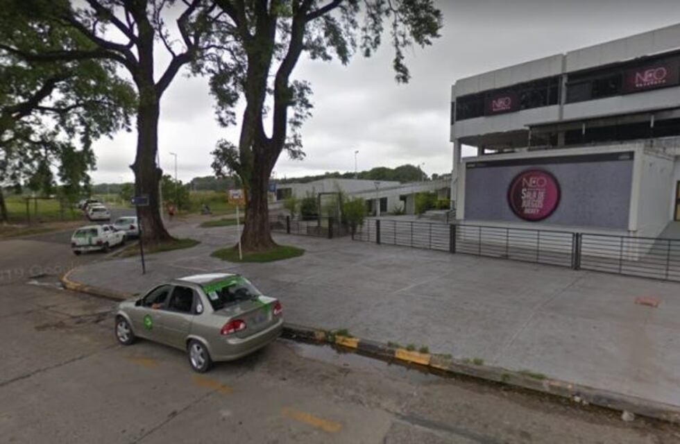 Dejó las llaves de su auto debajo de la alfombra y se lo robaron