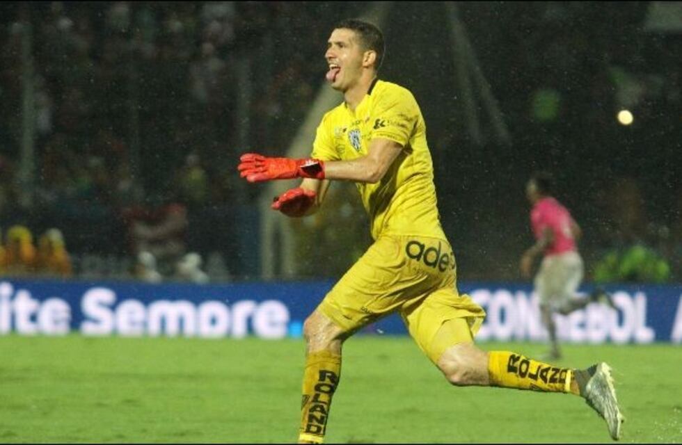 Colón hará un reclamo ante la FIFA por la mala inclusión del arquero Jorge Pinos