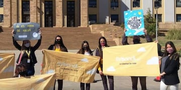 Trabajadores de las empresas lowcost que operan en la provincia de Mendoza, se manifestaron en la explanada de Casa de Gobierno\u002E