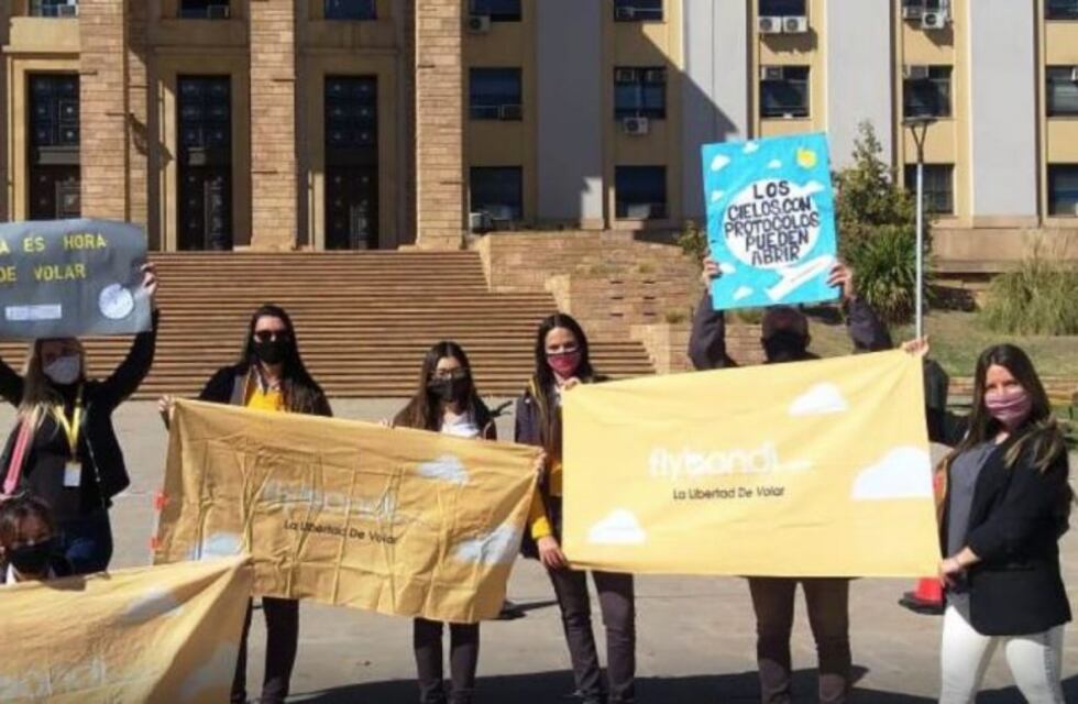 Empleados de aerolíneas low cost se manifestaron en Casa de Gobierno