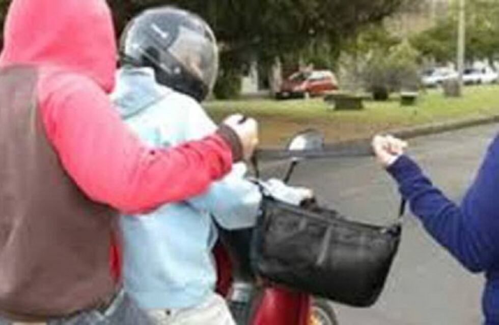 Motochorros en Azul: asaltaron a una mujer en Alvear y Prat