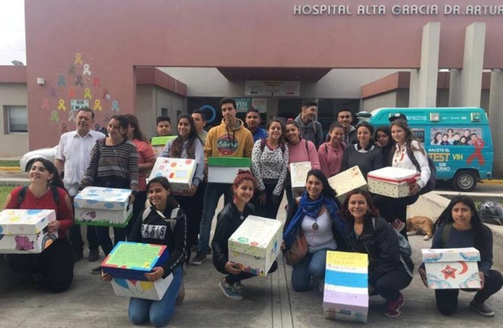 Estudiantes entregaron ajuares artesanales en el Hospital