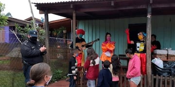 Los uniformados llevaron una merienda para los chicos\u002E