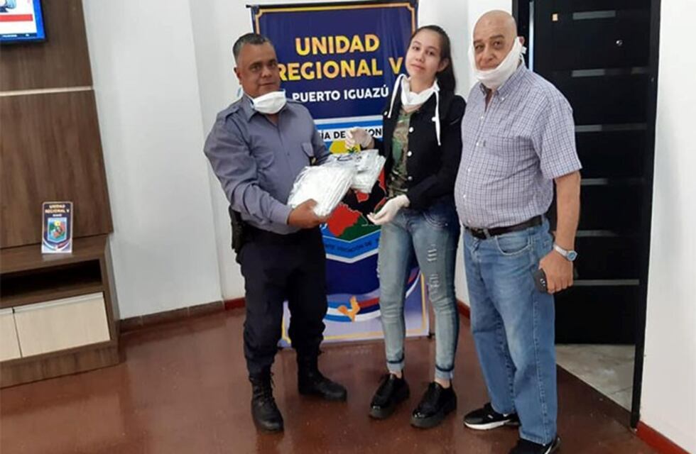 Solidaridad: una adolescente de 13 años confecciona barbijos para donarlos