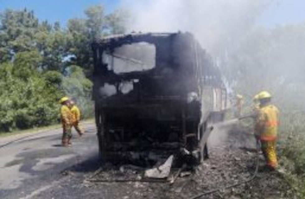 Impresionante incendio de un colectivo Monticas en plena ruta