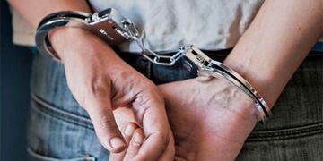 Adolescente con esposas