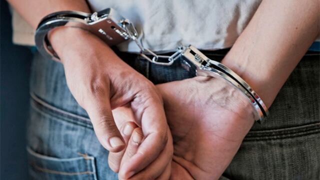 Adolescente con esposas