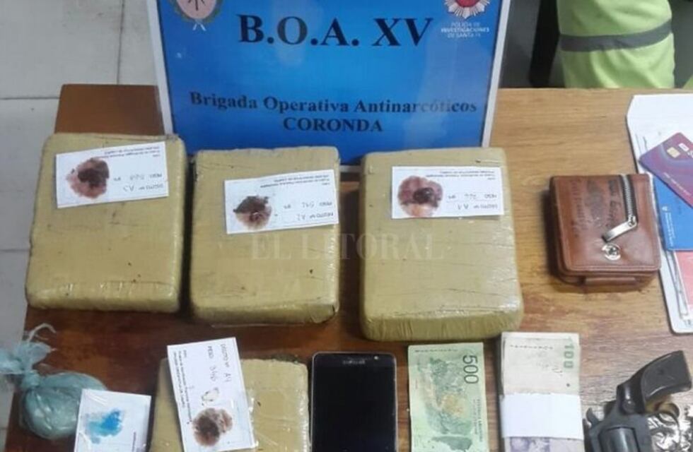 Chocaron en la autopista a Santa Fe y al revisarle el auto descubrieron drogas y un arma