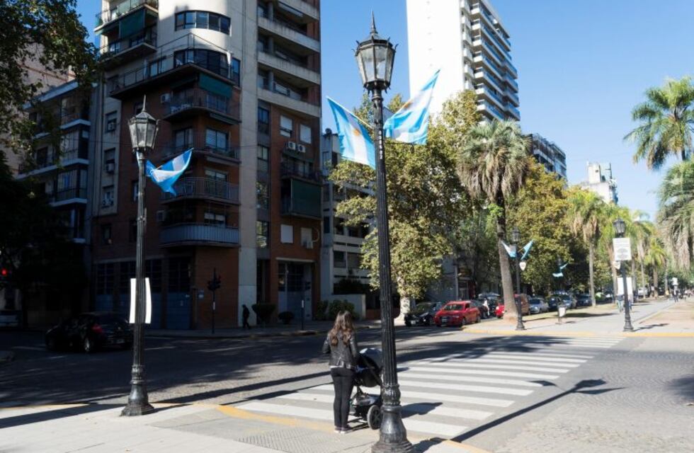 Todo celeste y blanco: embanderan calles y plazas por el 25 de Mayo