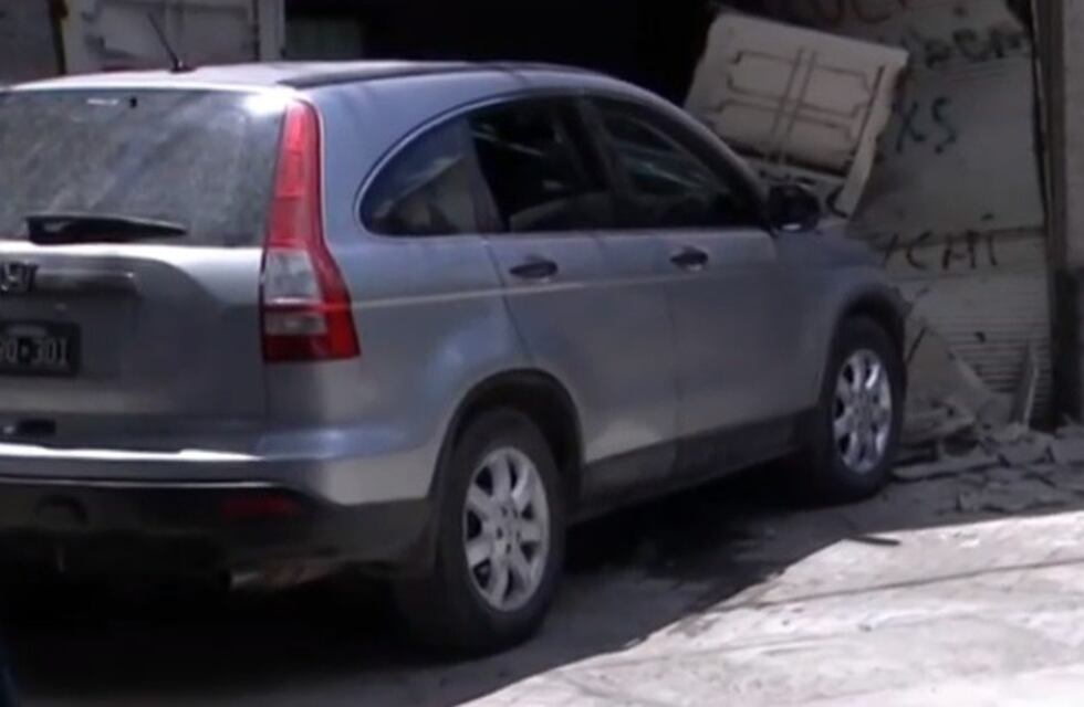 Chocó contra un flete, se incrustó en una casa y dañó dos autos