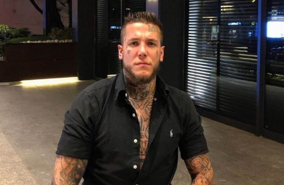Alex Caniggia lo hizo otra vez: alardeó de su fortuna con billetes en la cintura