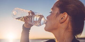 El peligro detrás de reutilizar las botellas de plástico