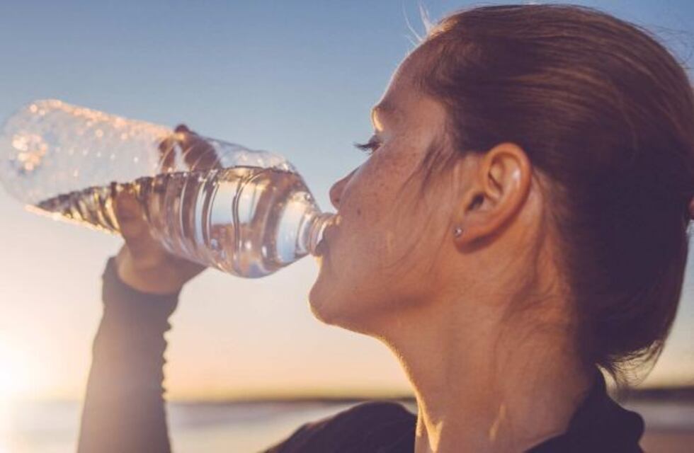 El peligro detrás de reutilizar las botellas de plástico