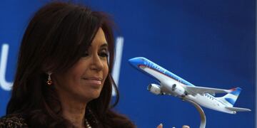 BUENOS AIRES (ARGENTINA) 20/09/2010\u002E-La presidenta de Argentina Cristina Fernández de Kirchner muestra una réplica en miniatura de los aviones de la fabricante brasileña Embraer incorporados por Aerolíneas Argentinas, hoy, lunes 20 de septiembre de 2010, en Buenos Aires, Argentina\u002EEFE/Cézaro De Luca buenos aires cristina fernandez de kirchner presidenta actividad presidencial replica en miniatura fabricante brasileña Embraer
