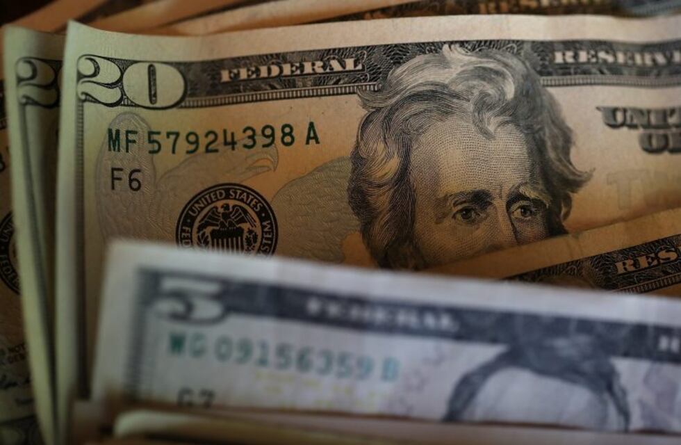 El dólar bajó 40 centavos tras la fuerte suba del lunes
