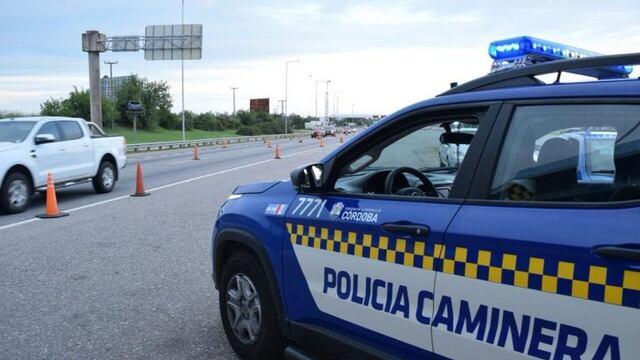 La Policía Caminera trabaja preventivamente en el corte, entre los kilometros 19 y 21 de avenida Circunvalación\u002E