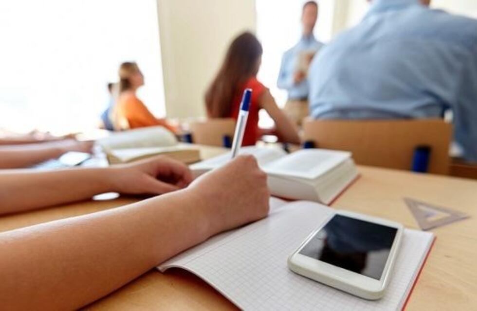 Buscan prohibir en Mendoza el uso de celulares en clase