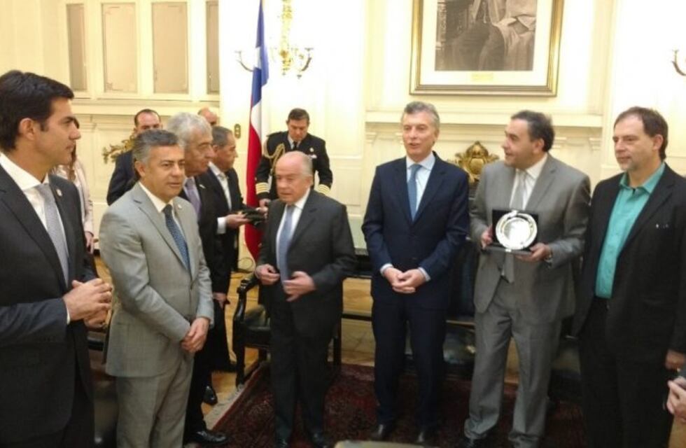 Cornejo acompaña a Macri en su visita oficial a Chile