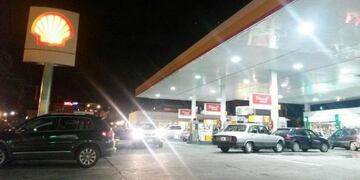 Largas colas ante el anuncio de un nuevo aumento en combustibles