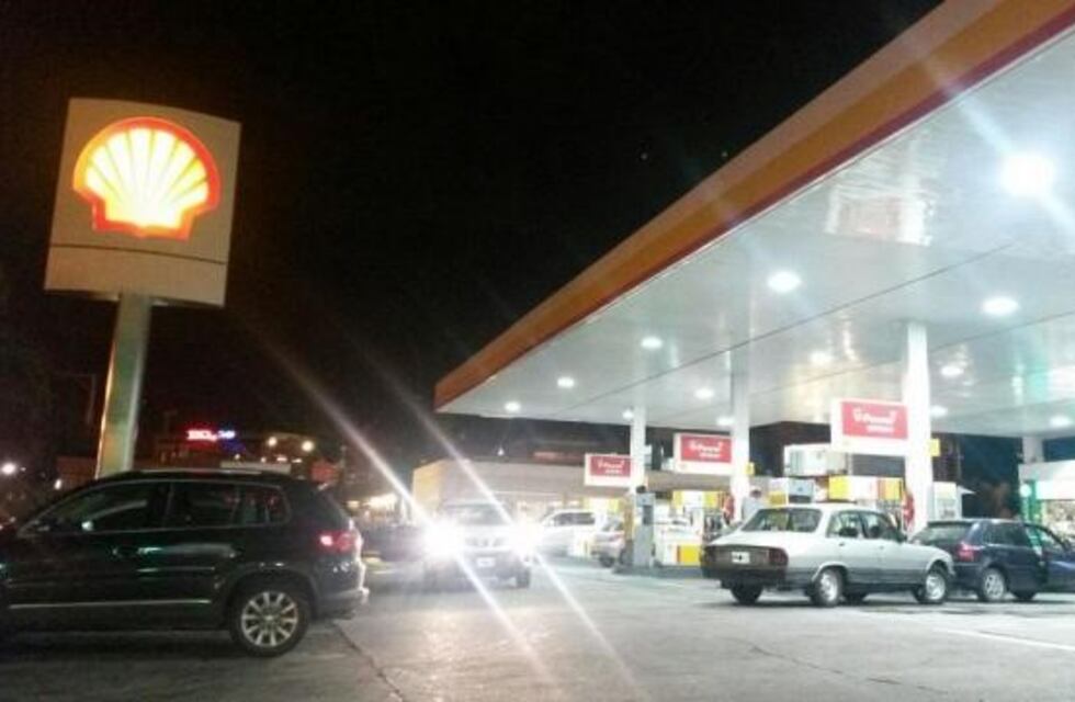 Largas colas ante el anuncio de un nuevo aumento en combustibles