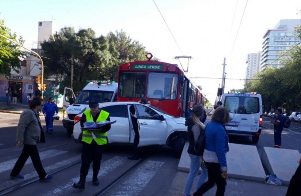 Dobló y lo chocó el Metrotranvía