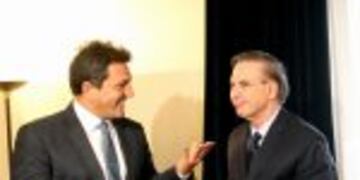 Sergio Massa y Miguel Angel Pichetto reunidos en el Congreso diputado y lu00edder del Frente Renovador Sergio Massa se reuniu00f3 con el jefe de la bancada de senadores del FPV, Miguel Angel Pichetto y pidio que la ley antidespidos 02-05-16 Reunion de Sergio Massa y Miguel Angel Pichetto en el Senado de la Naciu00f3n DYN12, BUENOS AIRES 02/05/16, EL JEFE DEL BLOQUE DE SENADORES DEL FRENTE PARA LA VICTORIA, MIGUEL ANGEL PICHETTO, RECIBu00cdA ESTA TARDE AL DIPUTADO DEL FRENTE RENOVADOR SERGIO MASSA, EN MEDIO DE LAS NEGOCIACIONES POR EL PROYECTO DE LEY ANTIDESPIDOS QUE SERu00c1 TRATADO PRu00d3XIMAMENTE POR LA Cu00c1MARA BAJA.FOTO:DYN/TONY GOMEZ. buenos aires Sergio Massa y Miguel Angel Pichetto diputado frente renovador y senador frente para la victoria encuentro reunion charla debate sobre la ley antidespidos