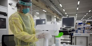 Singapore (Singapore), 25/09/2020\u002E- Dr Rena Dharmawan, associate consultant of the Head and Neck Surgery department at Singapore General Hospital (SGH) and National Cancer Centre Singapore (NCCS), cleans the SwabBot, a robot that conducts swab tests for Covid-19 coronavirus disease during a demonstration in Singapore, 25 September 2020\u002E Singapore clinicians have developed a robot that automates the nasal swabbing to test for Covid-19 which would help to reduce healthcare workers' risk of exposure to the virus and make it safer and more comfortable for patients\u002E (Singapur, Singapur) EFE/EPA/HOW HWEE YOUNG