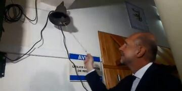 Perotti tocó la campana que dio inicio fomral al cilo lectivo 2020 en la Escuela San Francisco que cumple este año 429 años\u002E (@veroensinas)