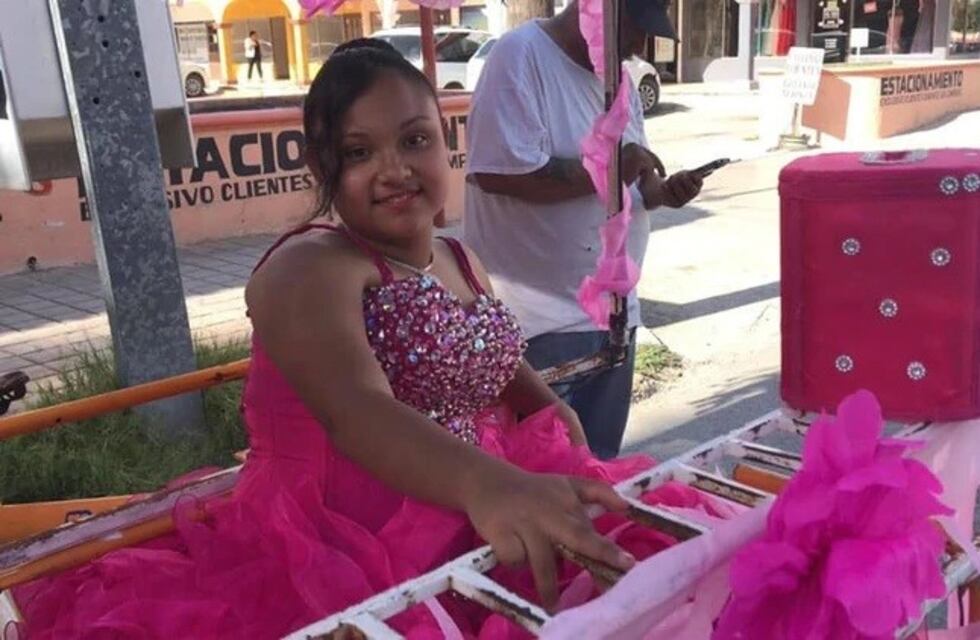México: su papá decoró el triciclo que usaba para vender raspados y le dio un paseo muy especial por sus 15 años