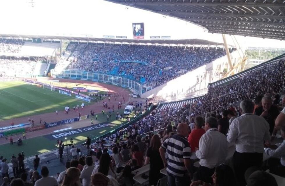 Un hincha de Talleres se cayó al foso en el festejo del primer gol: el parte médico de su estado de salud