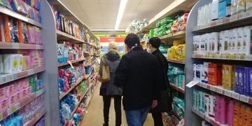 Funcionarios del Ministerio de Producción de Santa Fe participaron del control de precios en un supermercado de Funes\u002E (@jmaviano)