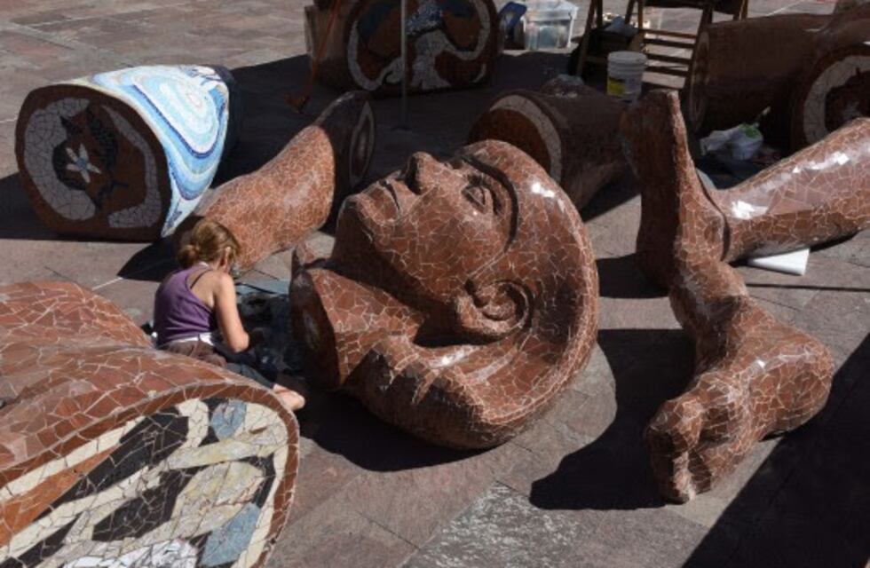 Montan una escultura dedicada a la mujer en el Pasaje Juramento