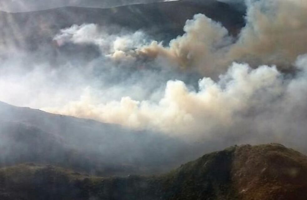 Se reactivó el fuego y los bomberos vuelven a las sierras para combatirlo