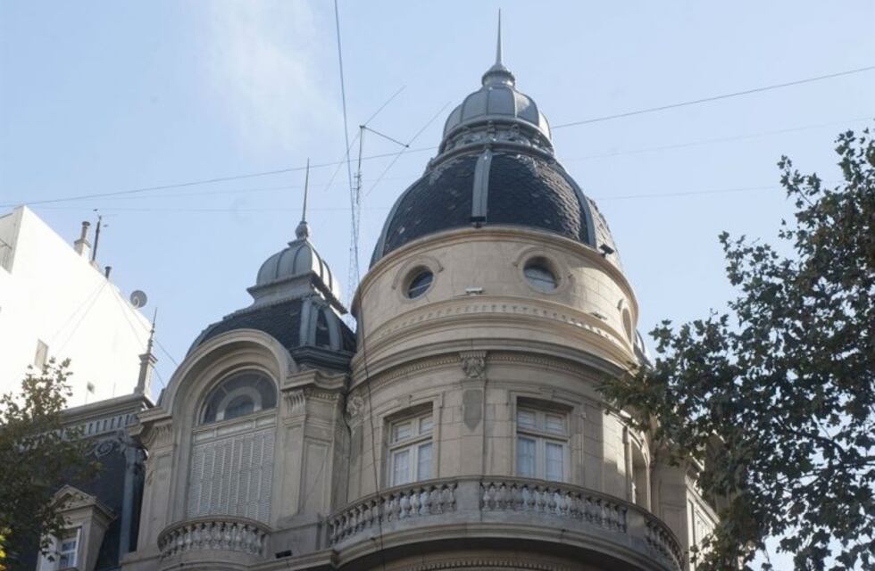 Renuevan la fachada de edificios emblemáticos en la Avenida de Mayo
