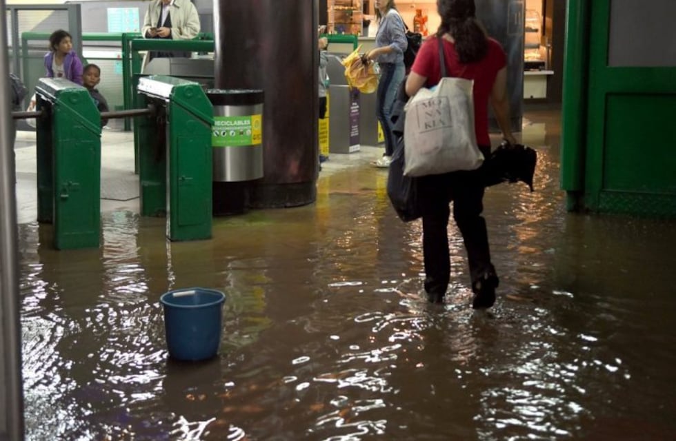 Trenes y subtes limitados y calles anegadas por el temporal en Buenos Aires